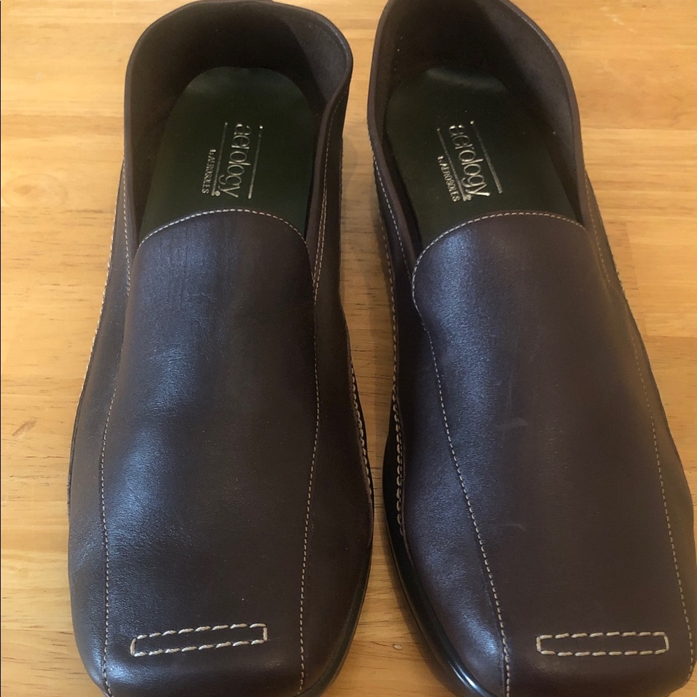 Woman’s sleek  toffee slide on aerology by Aerosoles